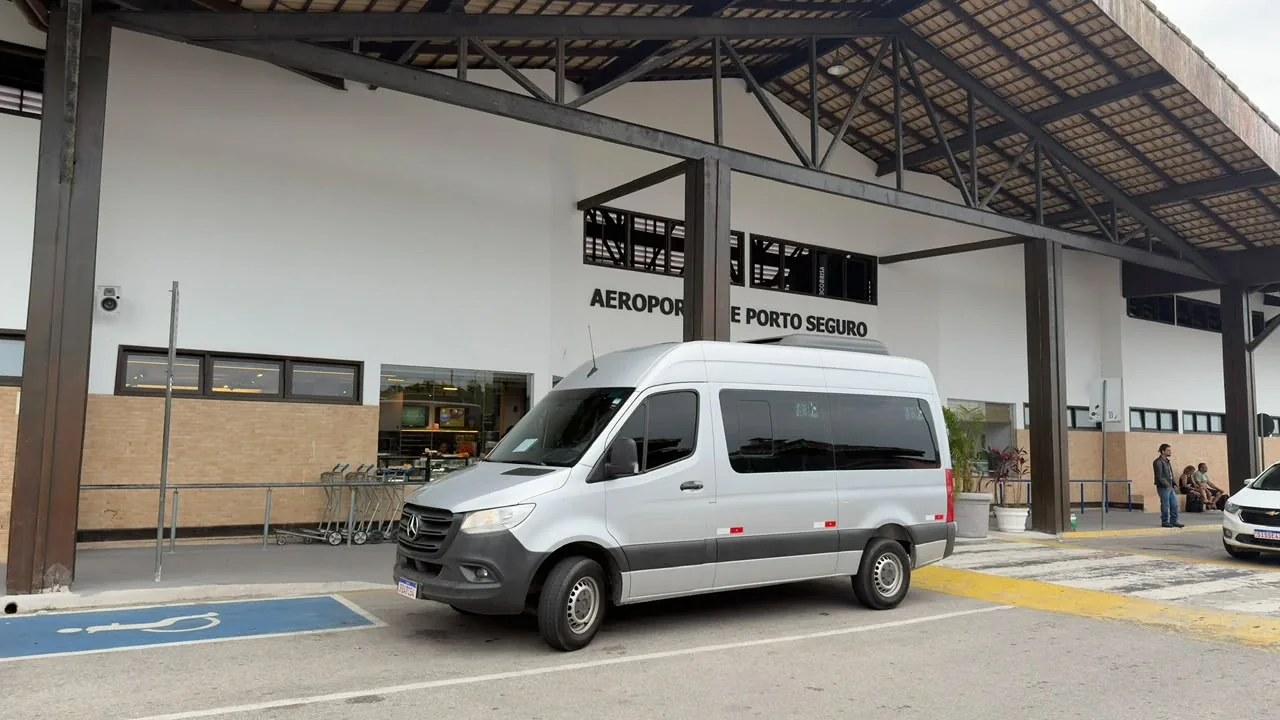 Van da BPS Transfer no aeroporto de Porto Seguro